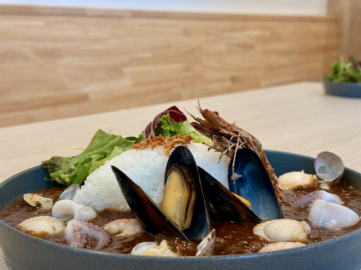 鳥取県米子市の弓ヶ浜公園内のカフェ『弓ヶ浜パークフロント』の「シーフードカレー」