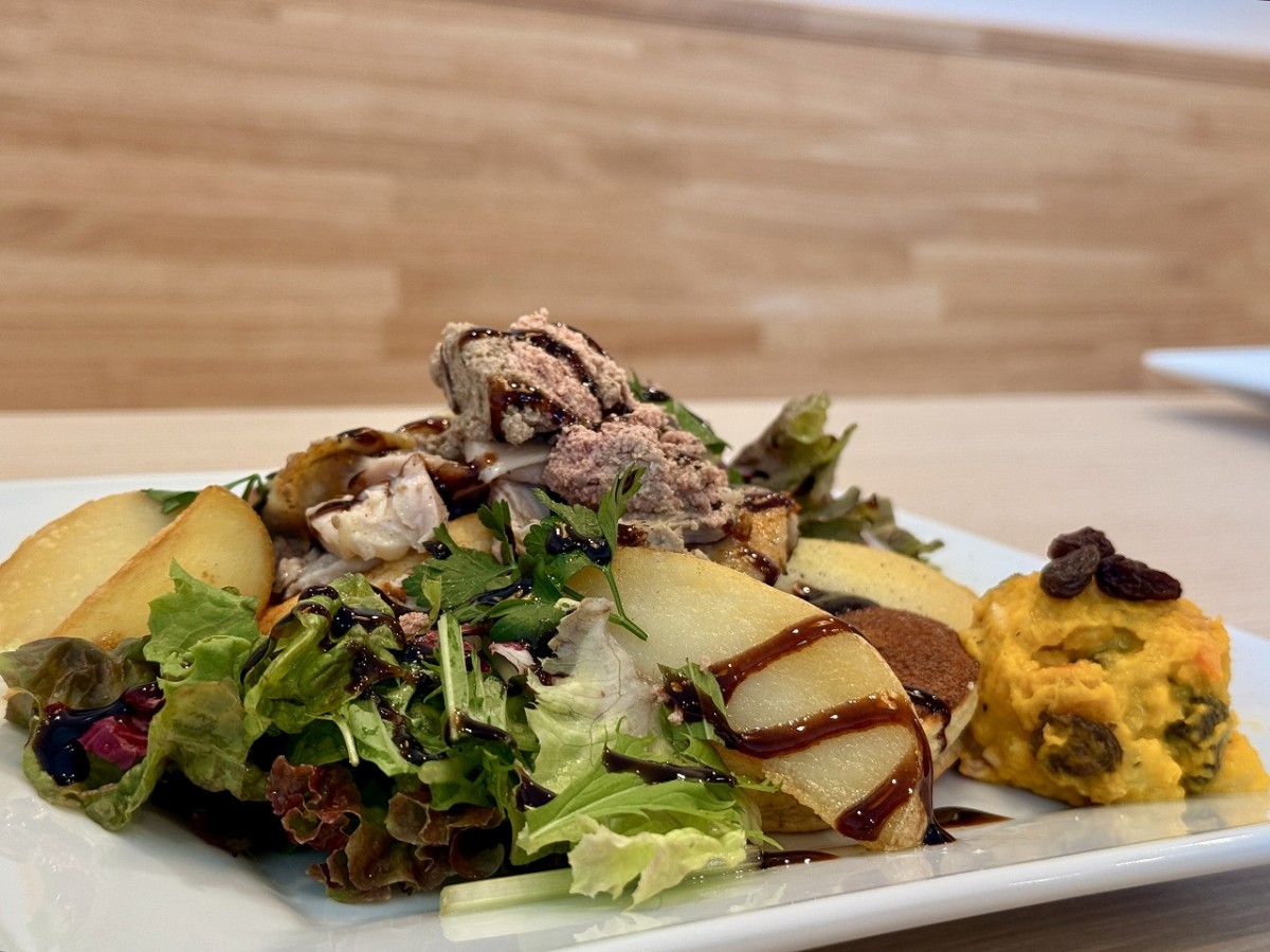 鳥取県米子市の弓ヶ浜公園内のカフェ『弓ヶ浜パークフロント』の「ライ麦パンケーキ」