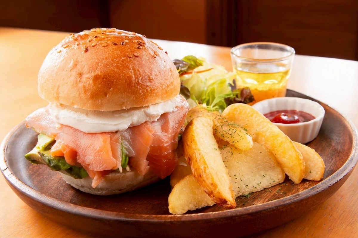 鳥取県米子市西町のカフェ『カフェ バル ハレ』の「hareバーガー」