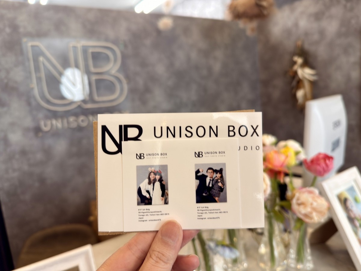 米子市東倉吉町にあるセルフ写真館『ユニゾンボックス』の名刺カード