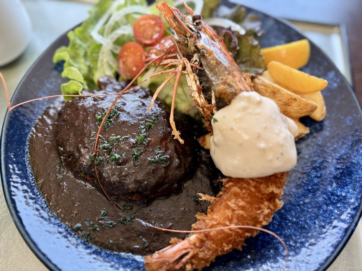 鳥取県境港市栄町のダイニングバー『キッチンパレット』の「大海老フライ＆ハンバーグセット」。