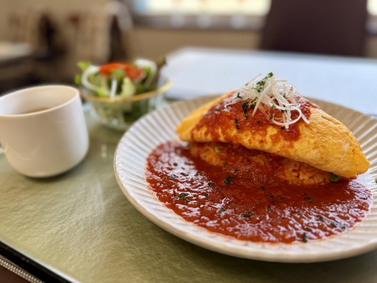 鳥取県境港市栄町のダイニングバー『キッチンパレット』の「シェフの気まぐれオムライスセット」