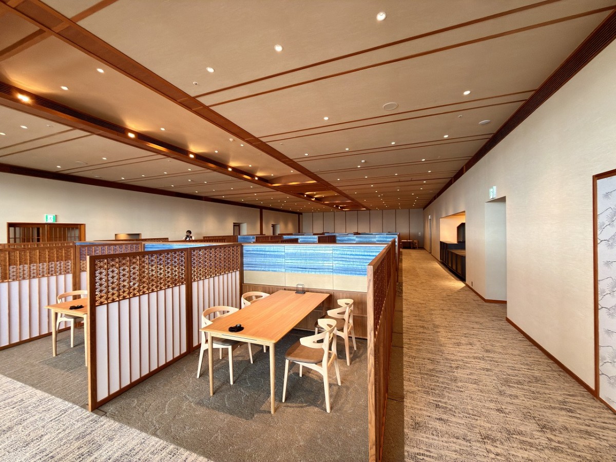 米子市・皆生温泉の温泉宿『皆生温泉 華水亭』の食事会場「桜の間」の店内