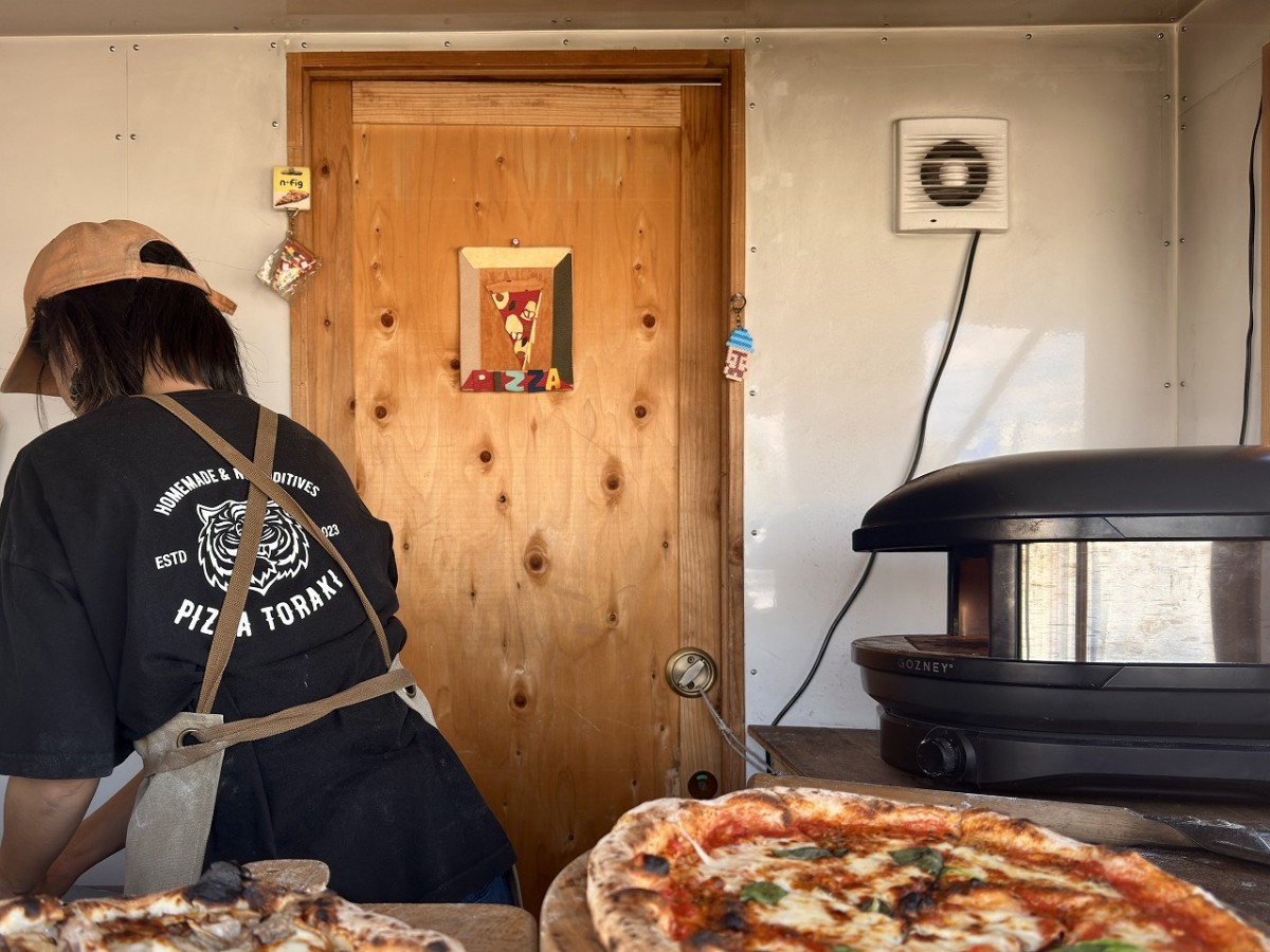 米子市や境港市などに出店するキッチンカー『PIZZA TORAKI』の調理風景