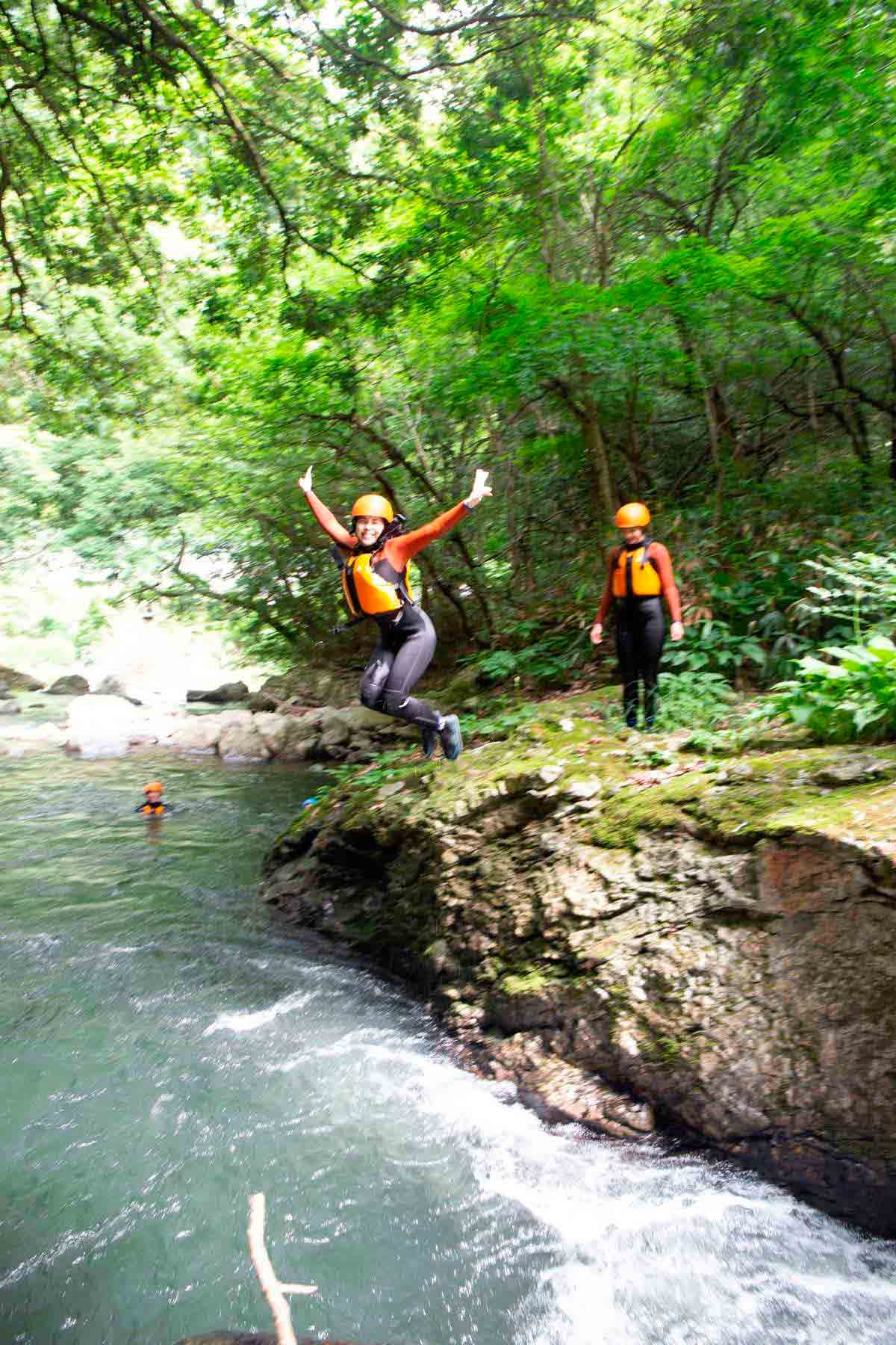 島根県飯南町の人気アクティビティ・体験「シャワークライミング」の体験中の様子