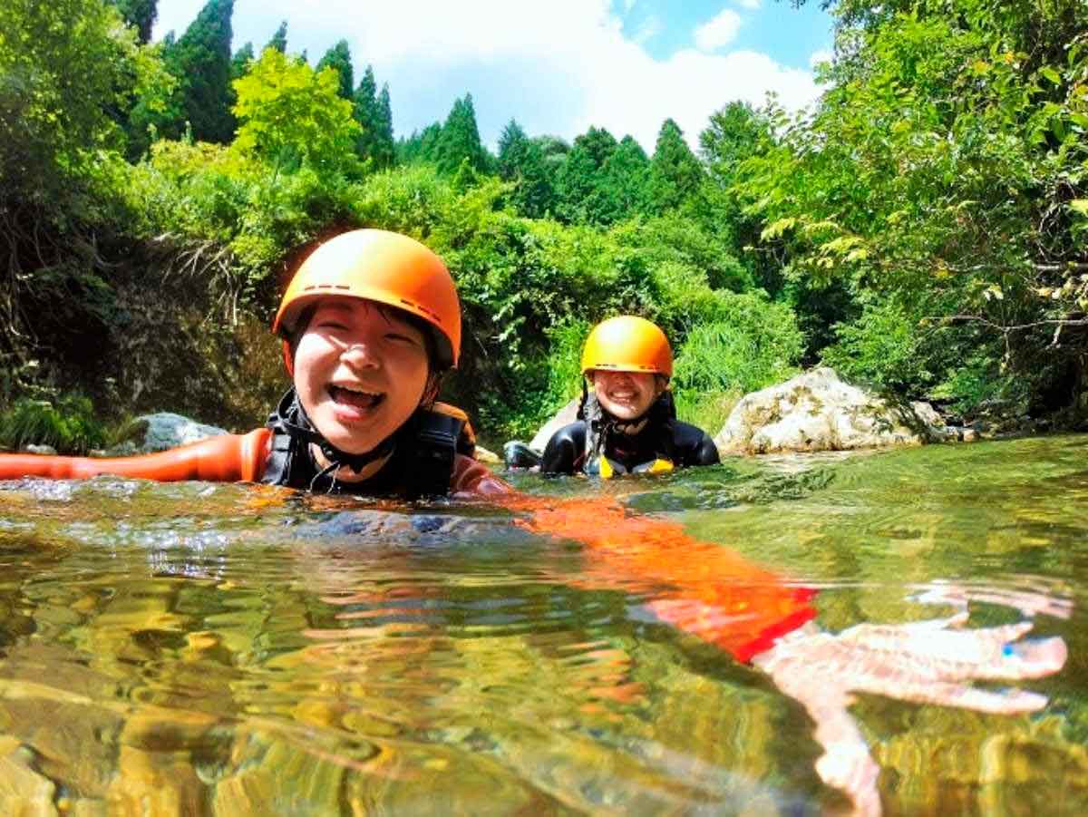 島根県飯南町の人気アクティビティ・体験「シャワークライミング」の体験中の様子