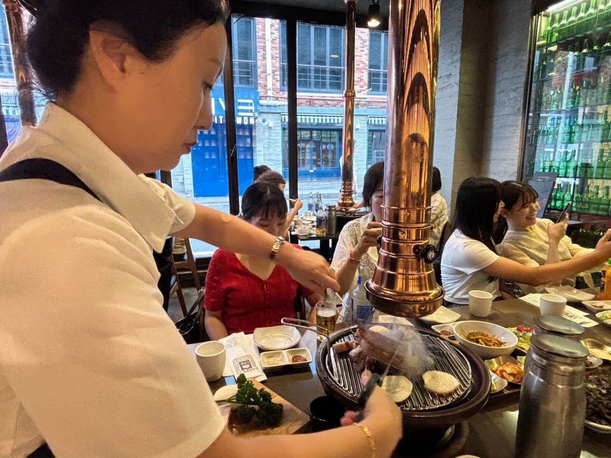 韓国の梨泰院の『Maple Tree House』の店員。