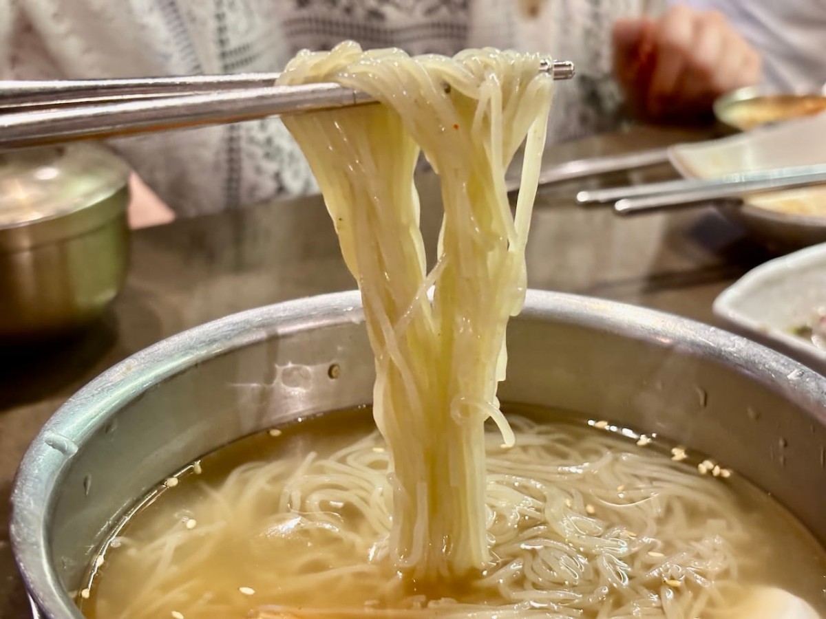 韓国の梨泰院の『Maple Tree House』の「ムルレンミョン（水冷麺）」の麺。