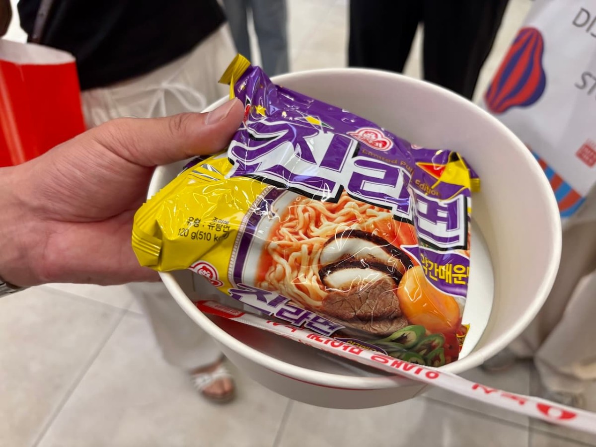 「漢江公園」のコンビニで買ったラーメン。