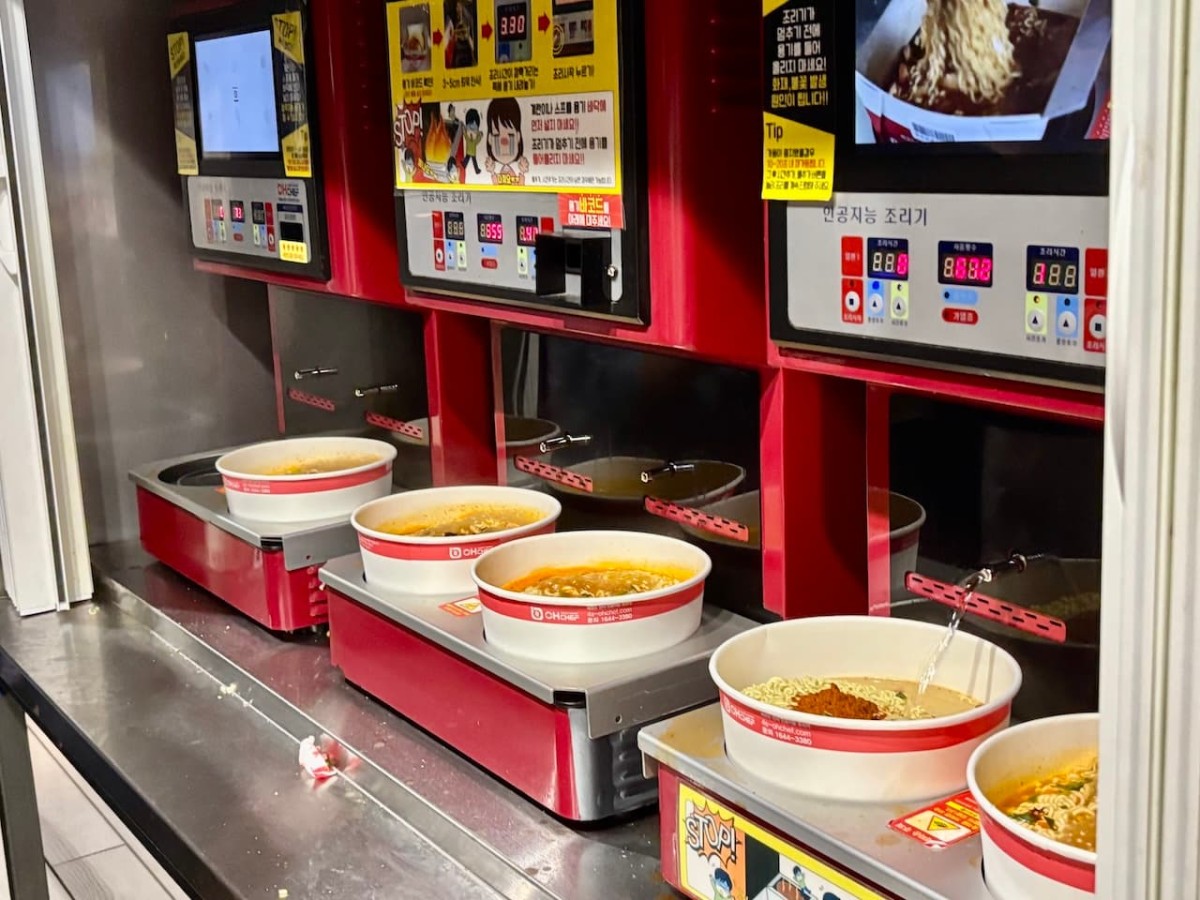 「漢江公園」で買ったラーメンの調理風景。