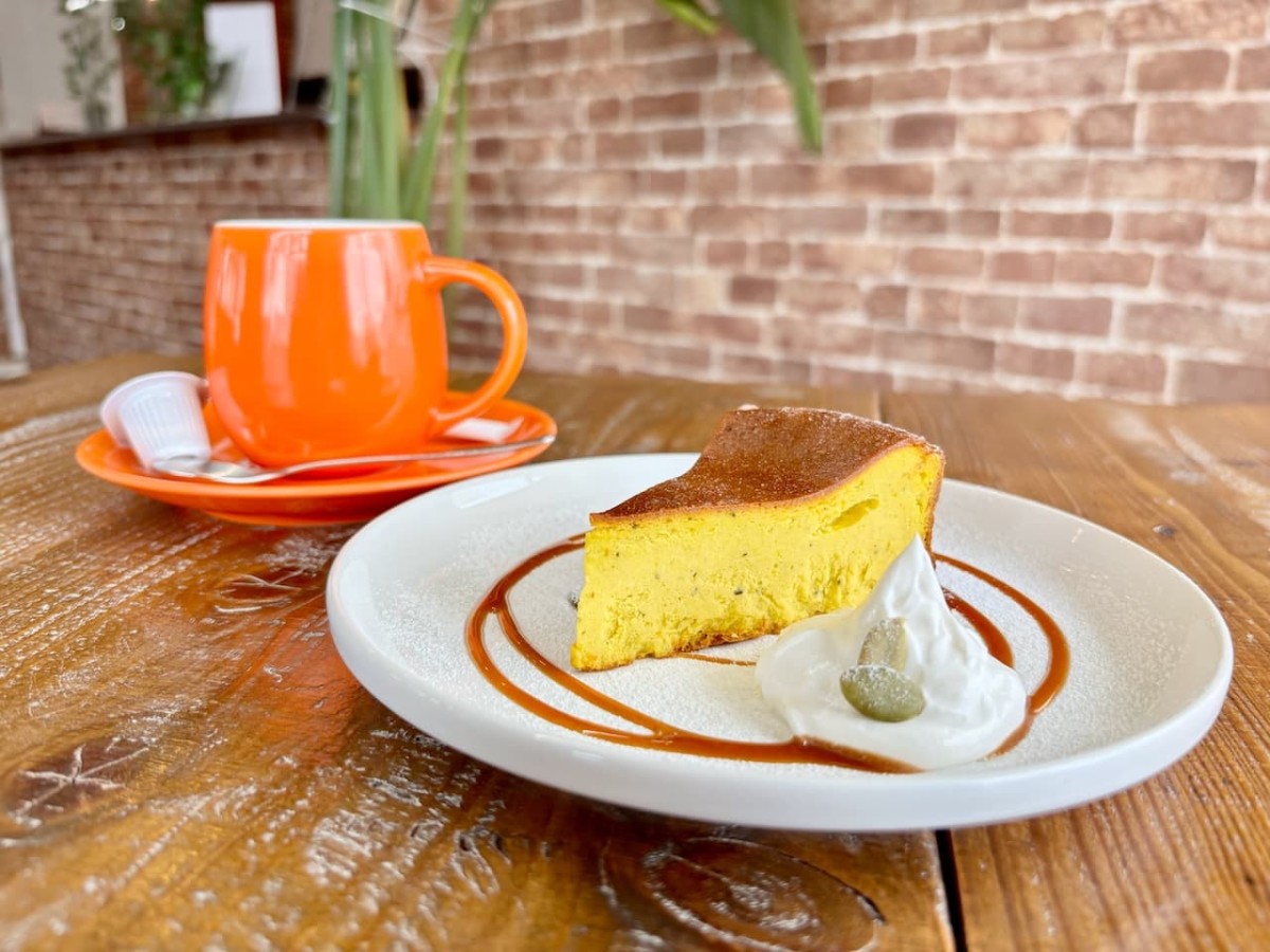 米子市『オレンジコーヒースタンド』の「ケーキセット」。