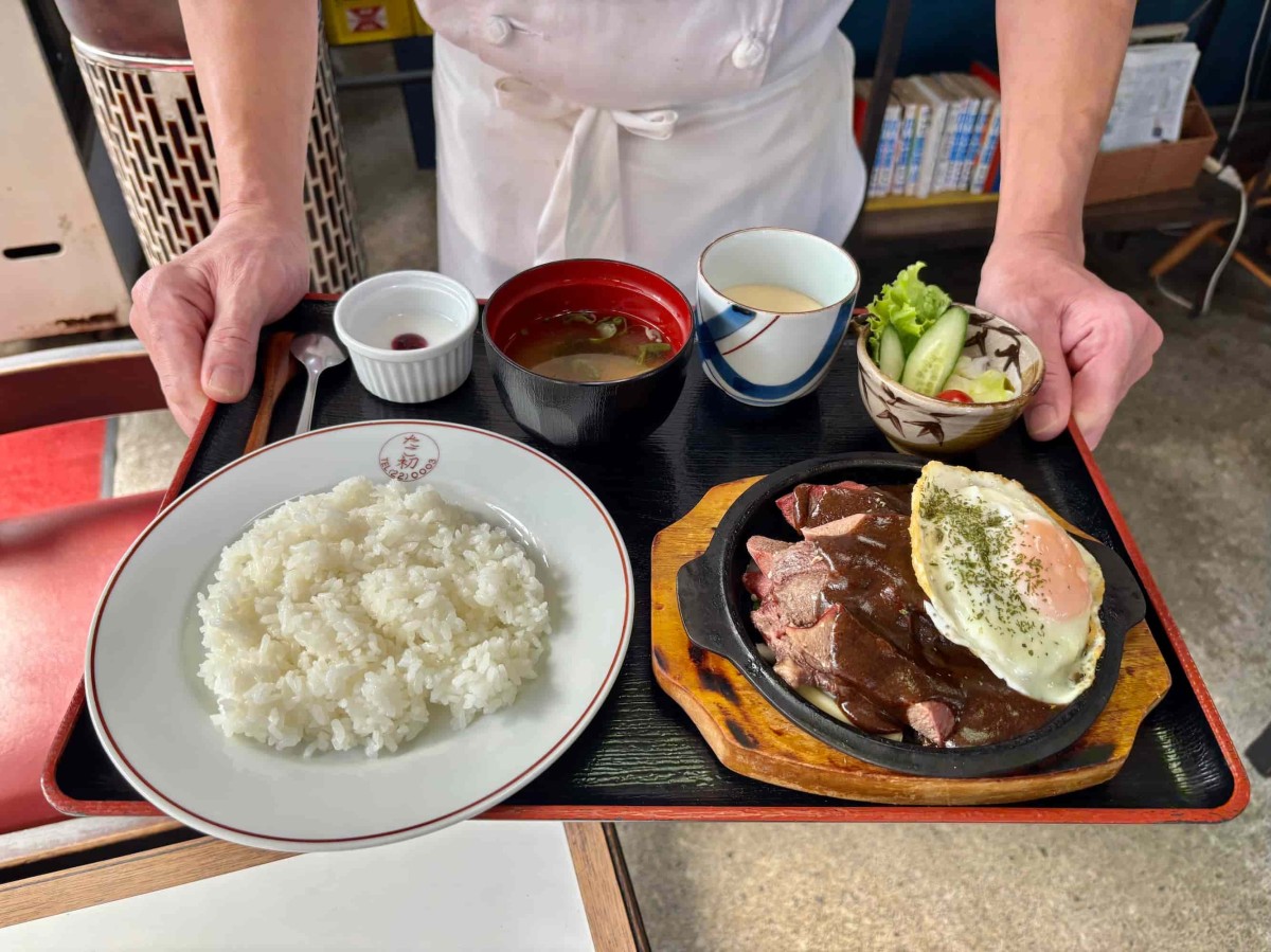 浜田市の『たこ初食堂』の「タンシチュー定食」。