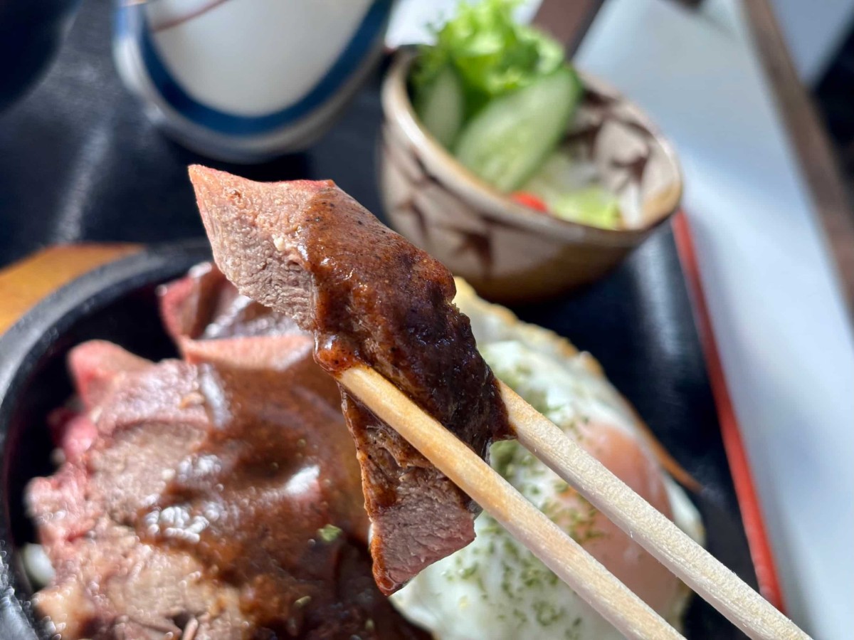 浜田市の『たこ初食堂』の「タンシチュー定食」のはし上げ。