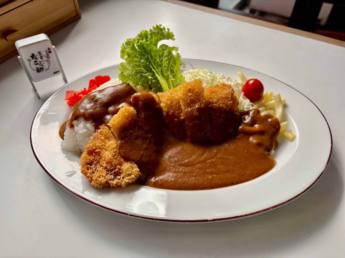 浜田市の『たこ初食堂』の「トンカツカレー」。