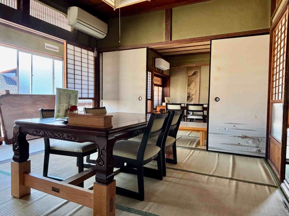 浜田市の『たこ初食堂』の２階座敷。