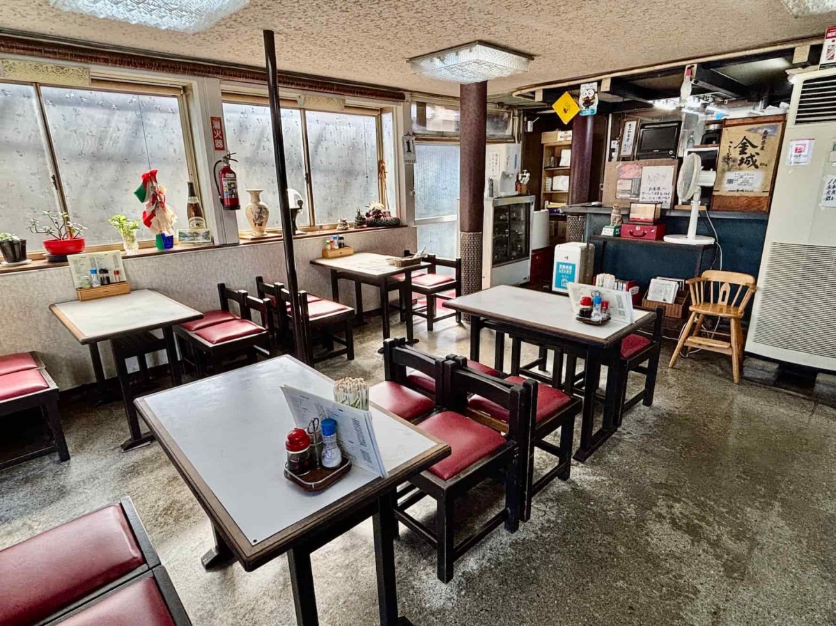 浜田市の『たこ初食堂』の１階。