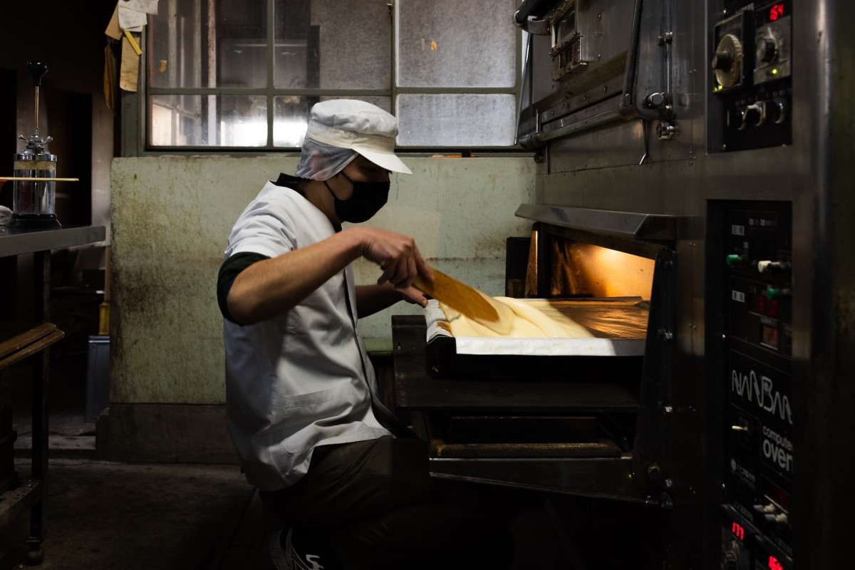 島根県浜田市の『錦榮堂』のカステラ製造風景。
