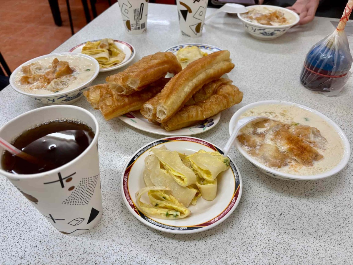 台北市の『永和豆漿』の「油條」、「油條」、「鹹豆漿」。