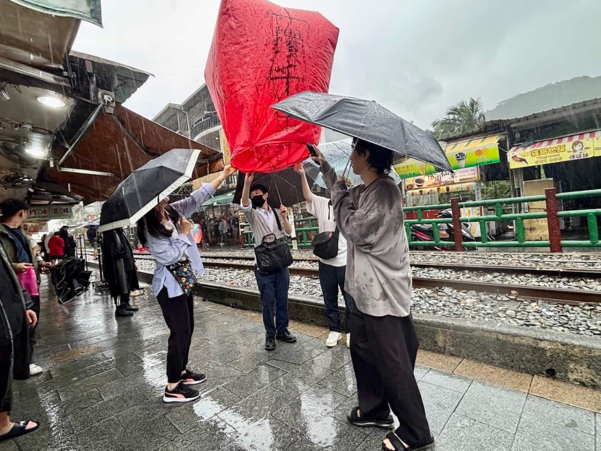 台湾の「十分老街」のランタン上げ。