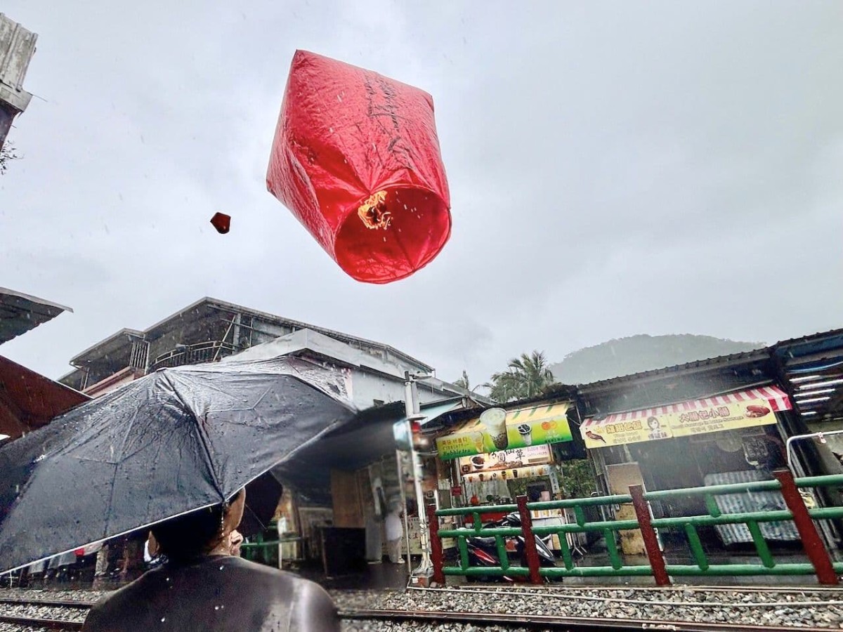 台湾の「十分老街」のランタンが飛んでいる様子。