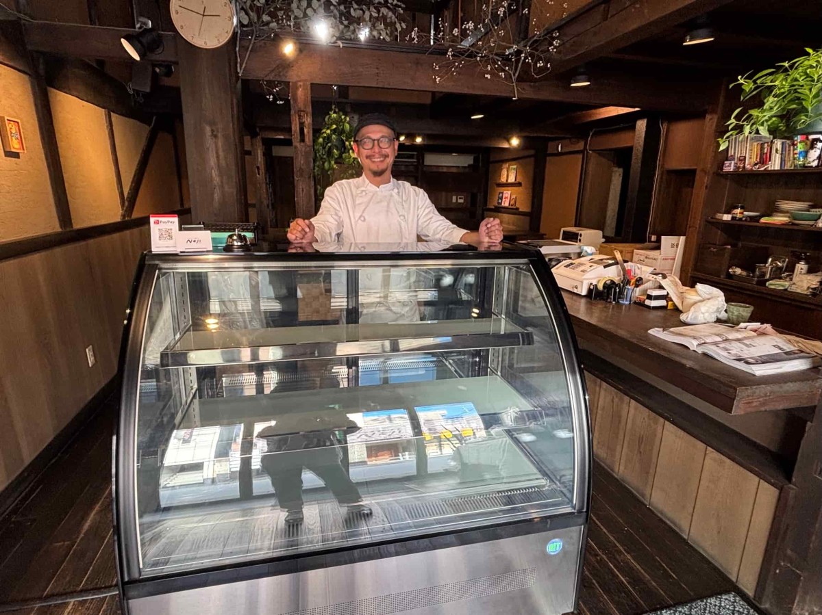 鳥取県米子市にある総菜店『NEJI』の店主の中尾さん。