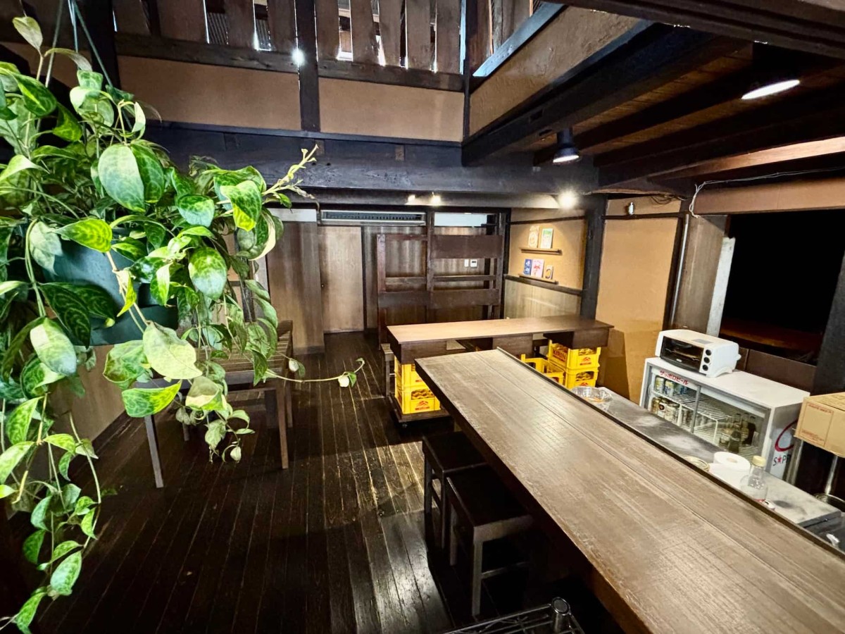 鳥取県米子市にある総菜店『NEJI』の内観。