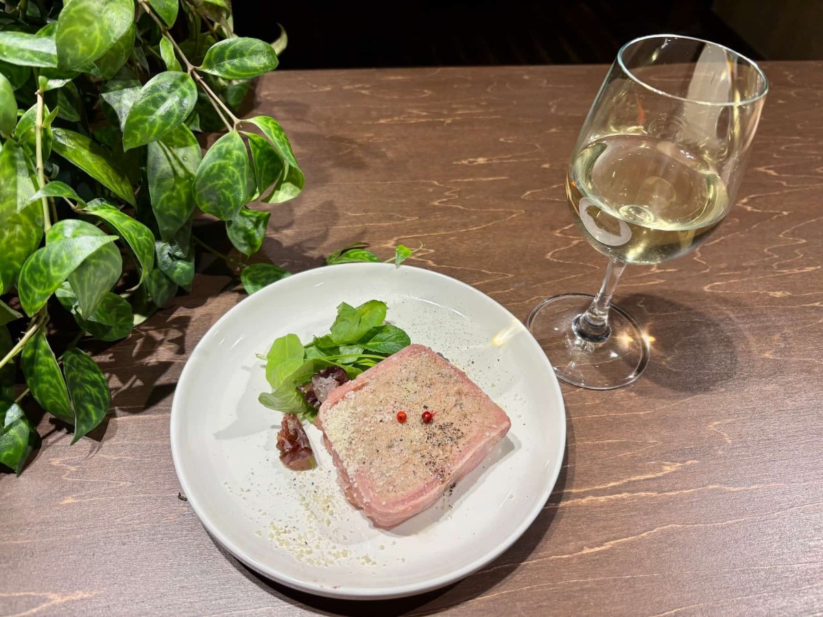 鳥取県米子市にある総菜店『NEJI』の「テリーヌ」とワイン。