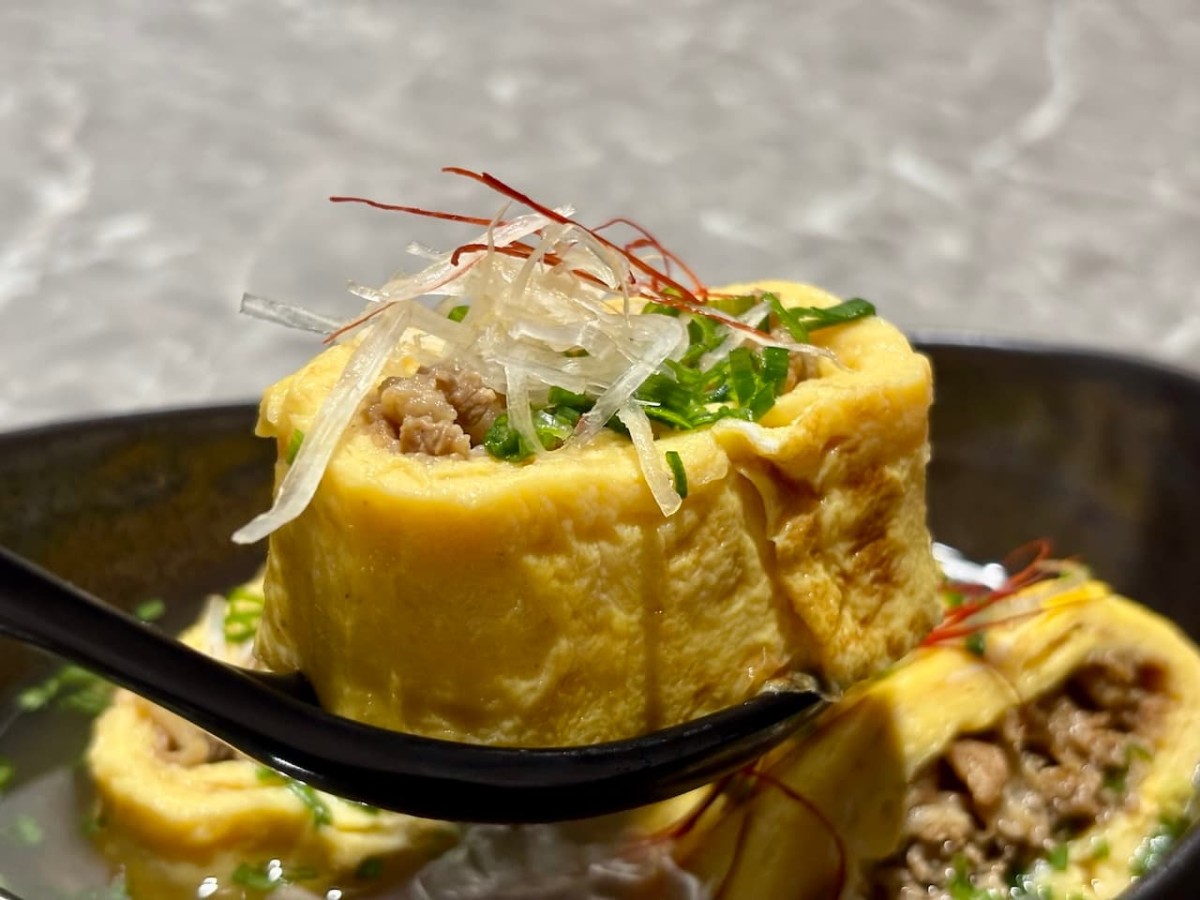 島根県出雲市にあるダイニング『Lily』の「肉巻きスープだし巻き」のひと切れ。