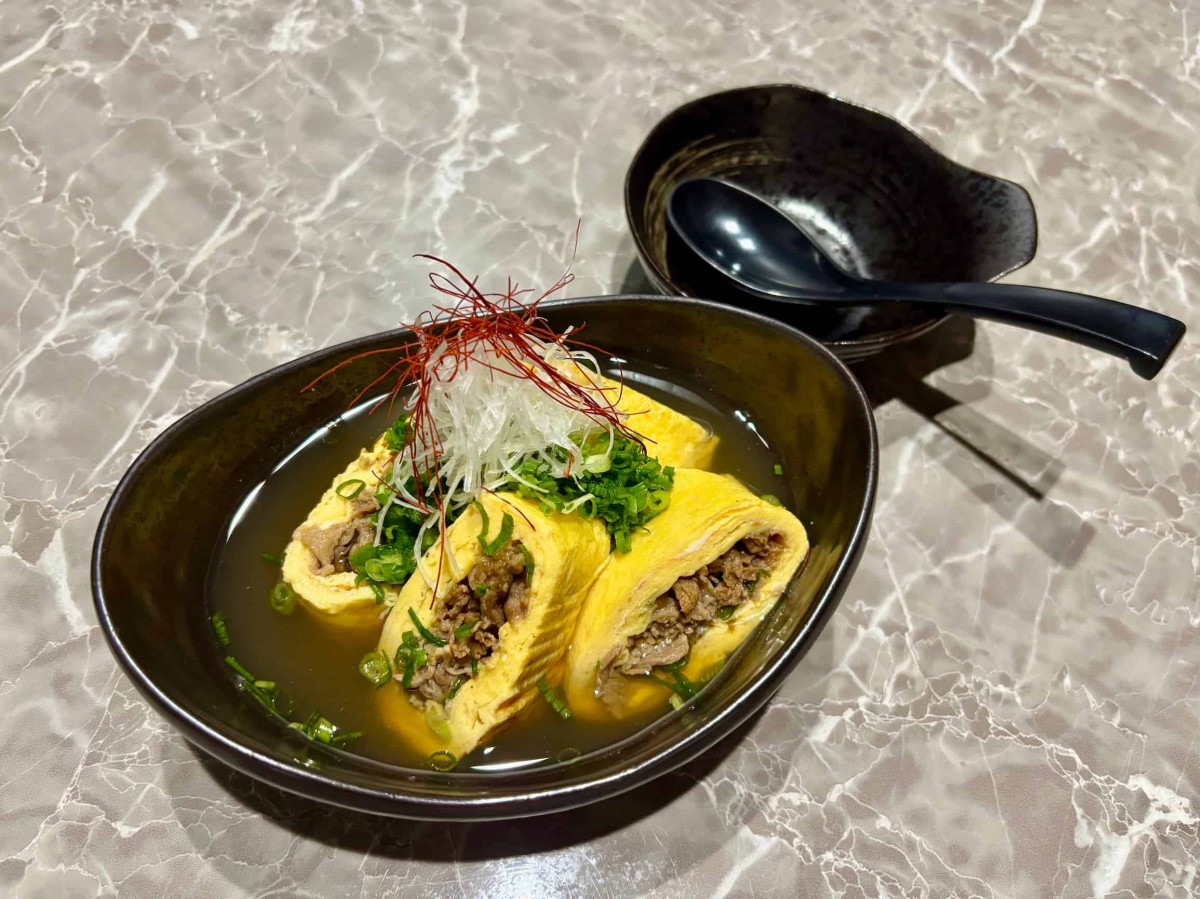 島根県出雲市にあるダイニング『Lily』の「肉巻きスープだし巻き」。