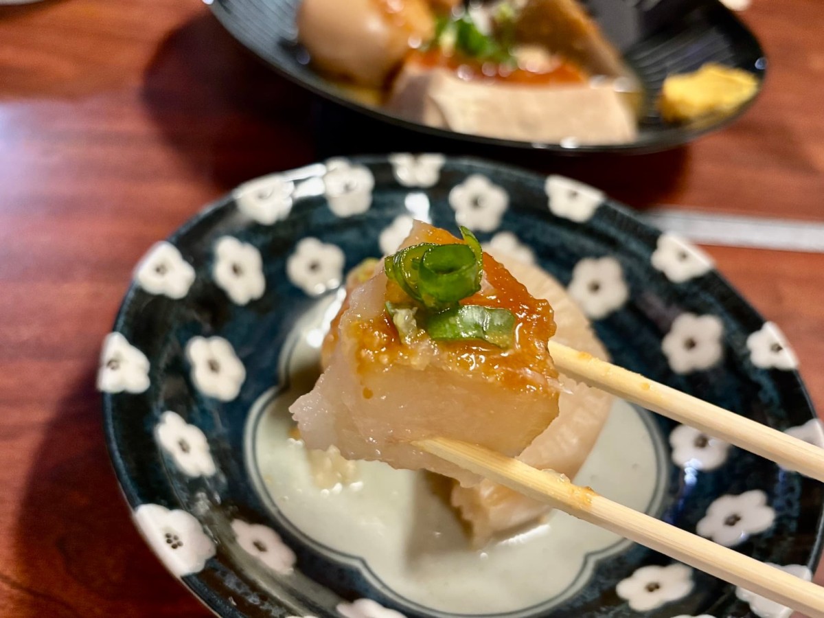 島根県雲南市にある『大衆酒場かもと』の「おでん」の大根。