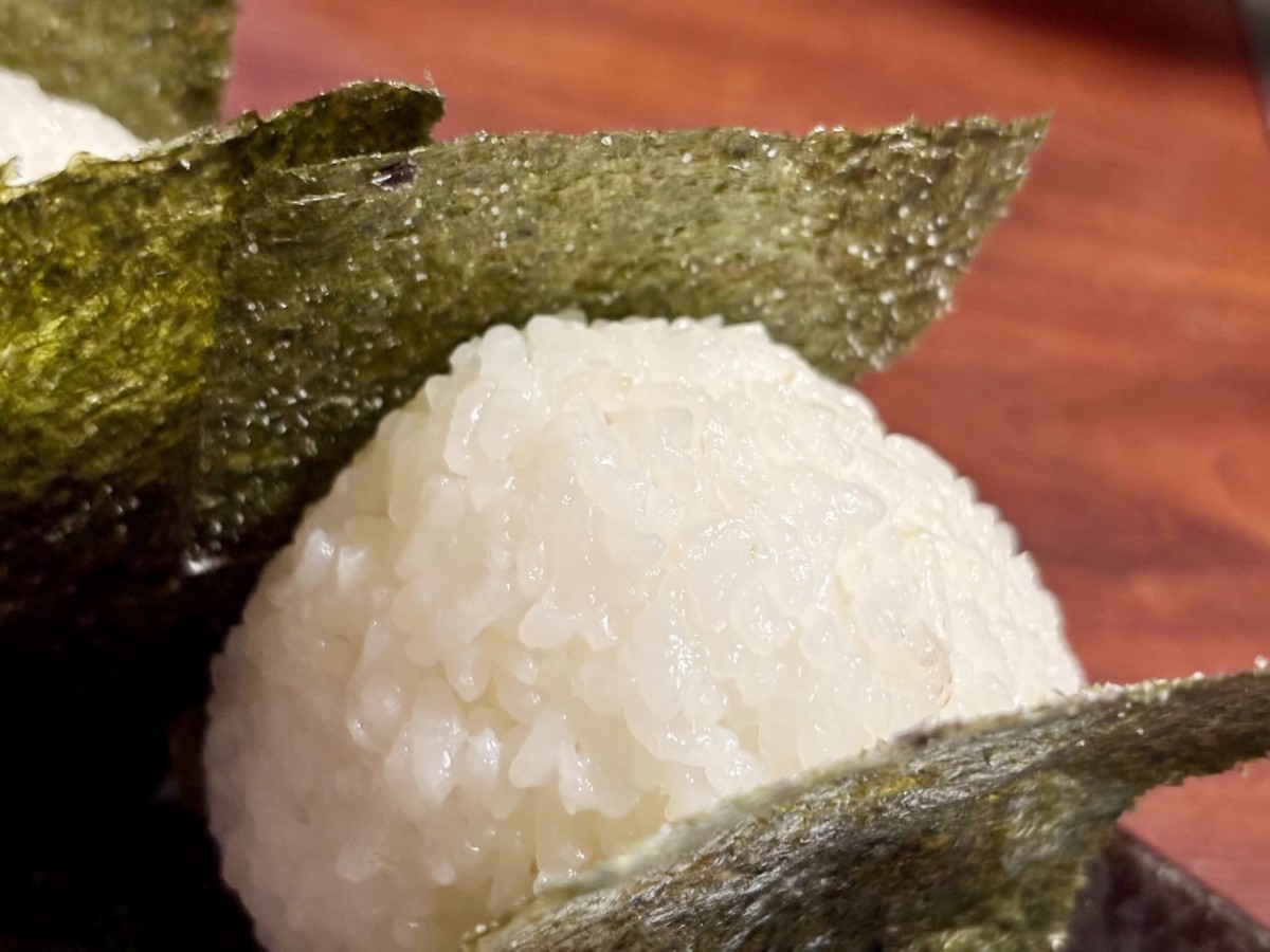 島根県雲南市にある『大衆酒場かもと』の「おにぎり」アップ。