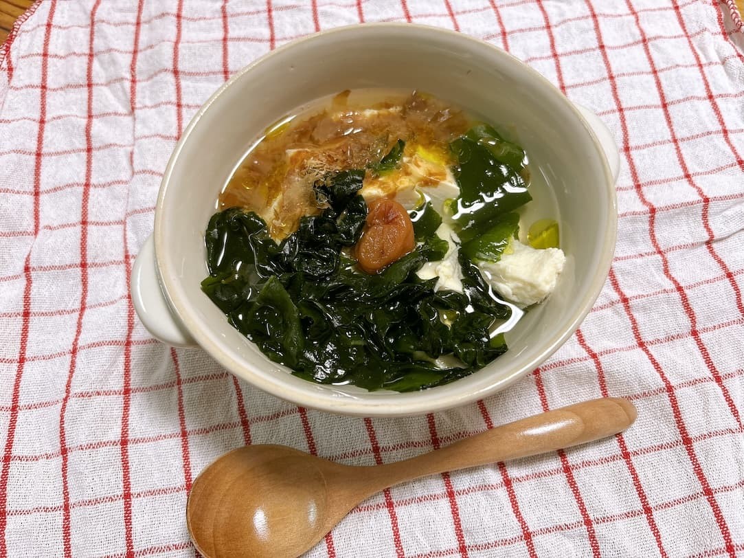 リセット飯２「ワカメと梅干しと豆腐のスープ」。