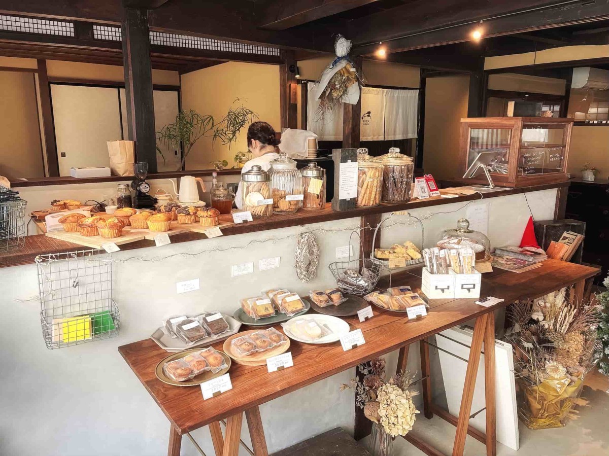 出雲市平田町の『おやつ工房Lukka』の内観。