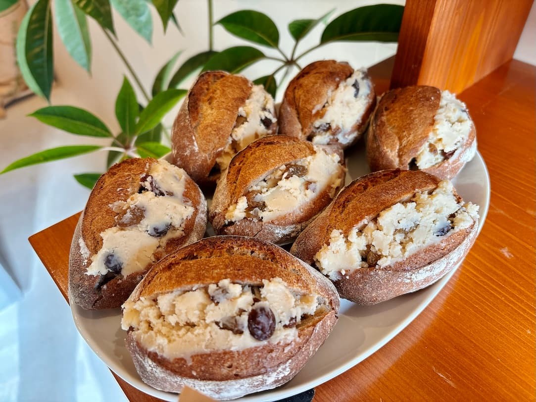 松江市宍道町にあるパン屋『bake32』で販売している「ラムレーズン練乳クリーム」。