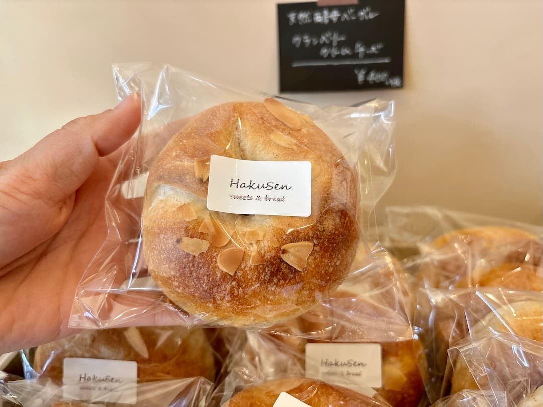 松江市宍道町にあるパン屋『bake32』で販売している『HakuSen』のベーグル。