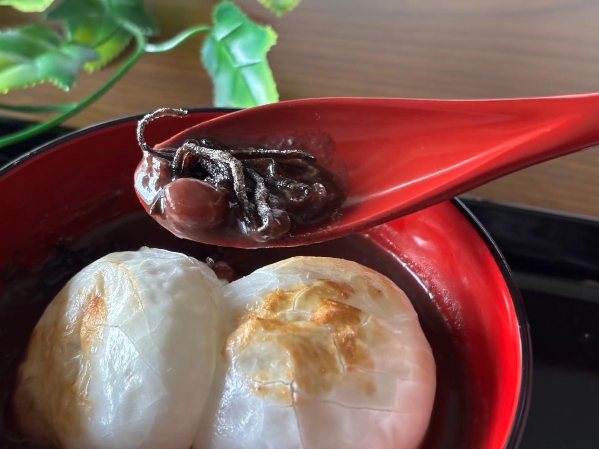 バレンタインレシピ「チョコぜんざい」の塩昆布トッピング