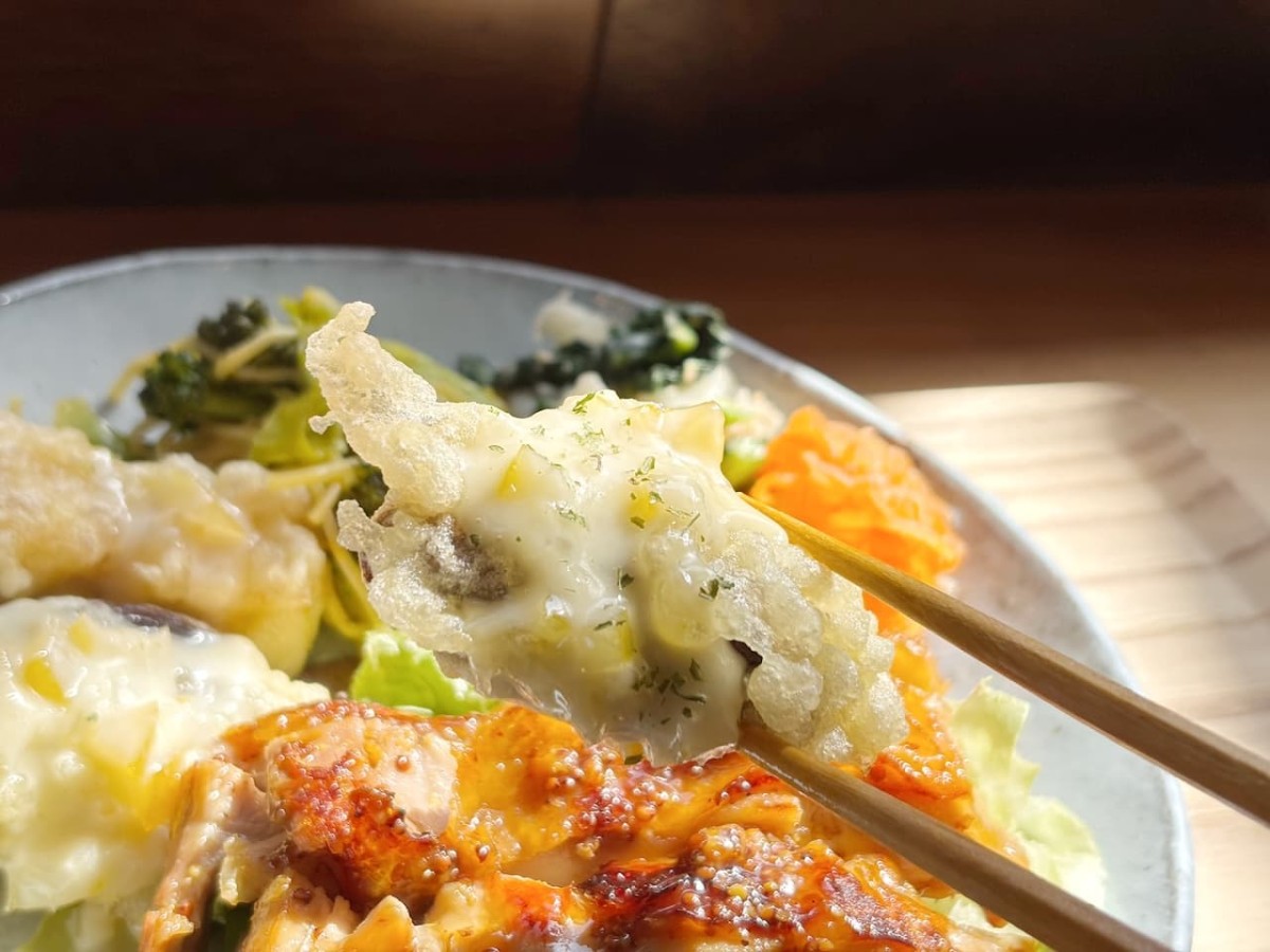 島根県松江市にある犬同伴OKのカフェ『あしあと』の「ランチプレート」のしいたけ。