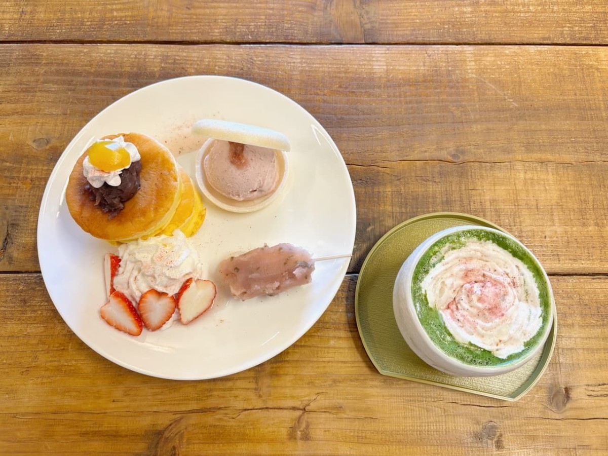 島根県大田市の『春光園』の「さくらパンケーキ」と「さくら抹茶ラテ」。