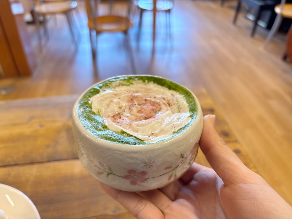 島根県大田市の『春光園』の「さくら抹茶ラテ」。