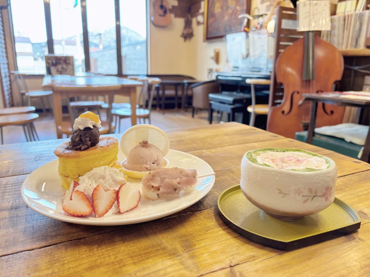 島根県大田市の『春光園』の「さくらパンケーキ」と「さくら抹茶ラテ」。