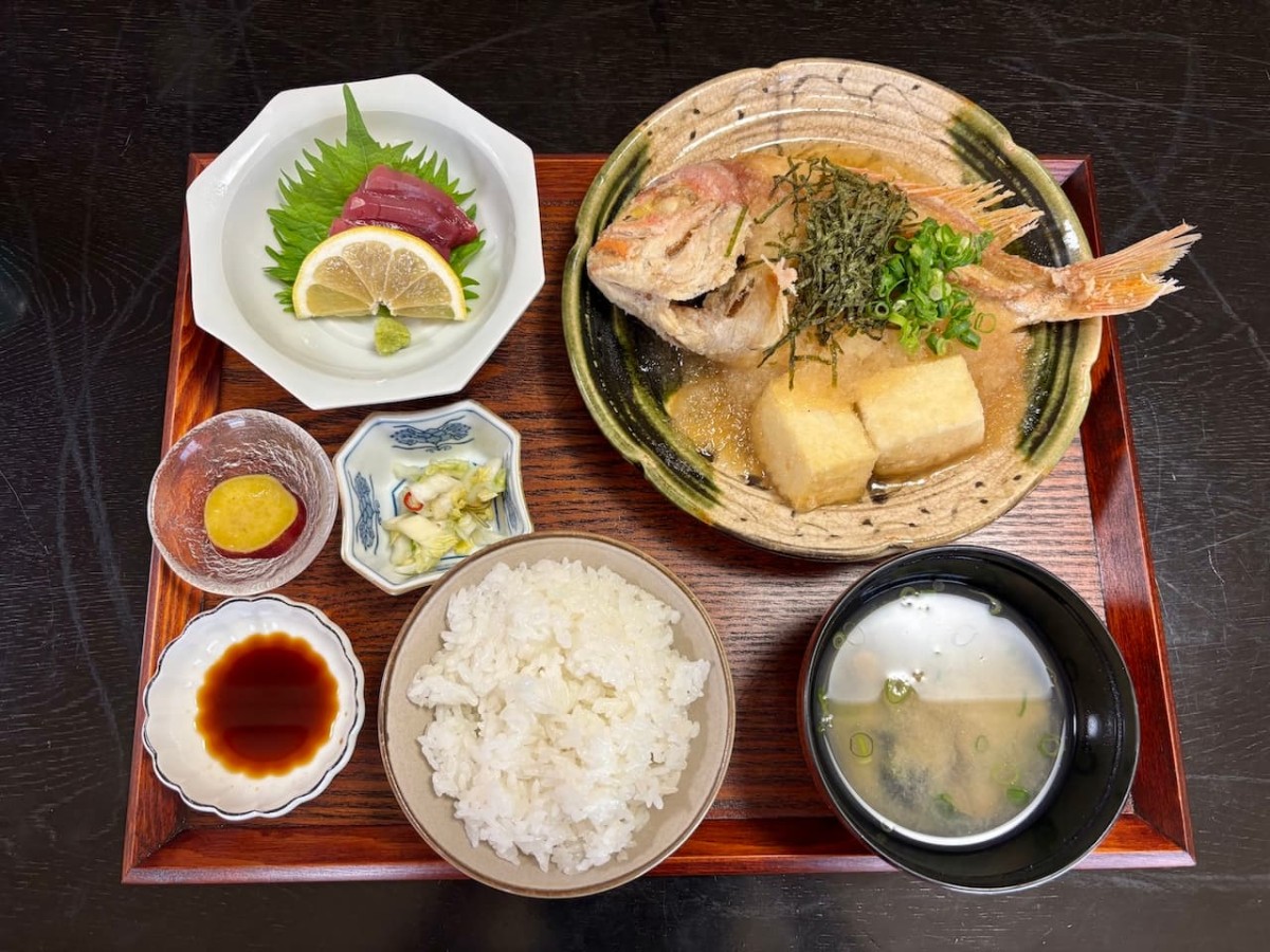 島根県出雲市の『味処おかや』の「山陰旬魚の和出汁膳」。
