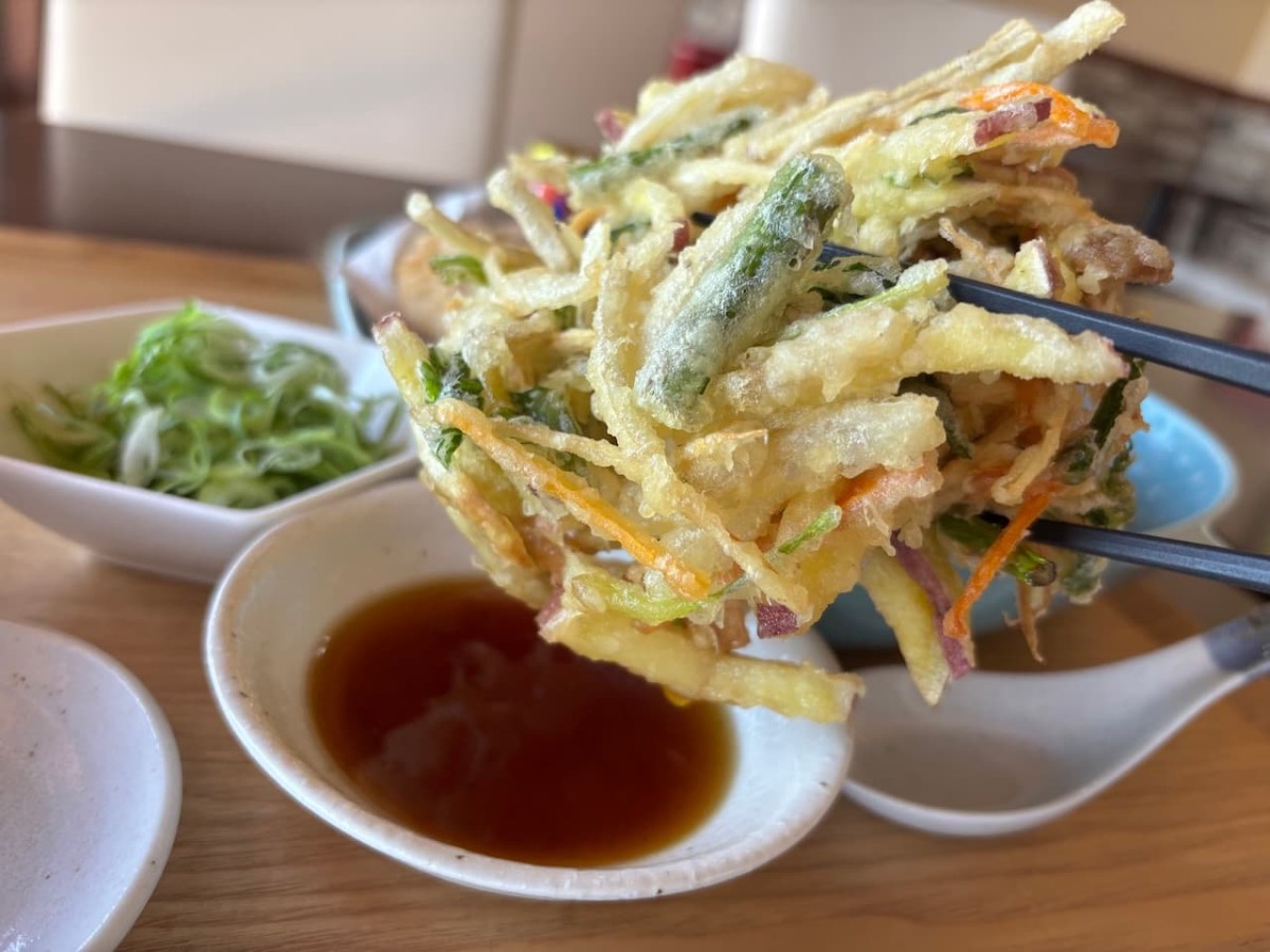 島根県出雲市の『創作料理レストランみつばち』のかき揚げ。