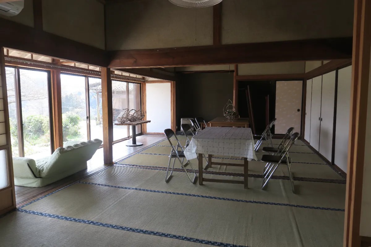 島根県大田市にある空庭ドッグランのオープンスペースの室内
