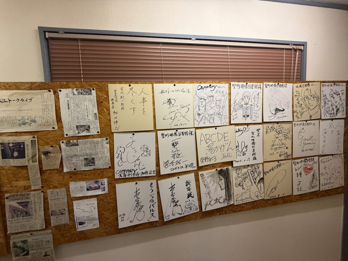 松江市にあるカフェ「キャッパリ」の廊下