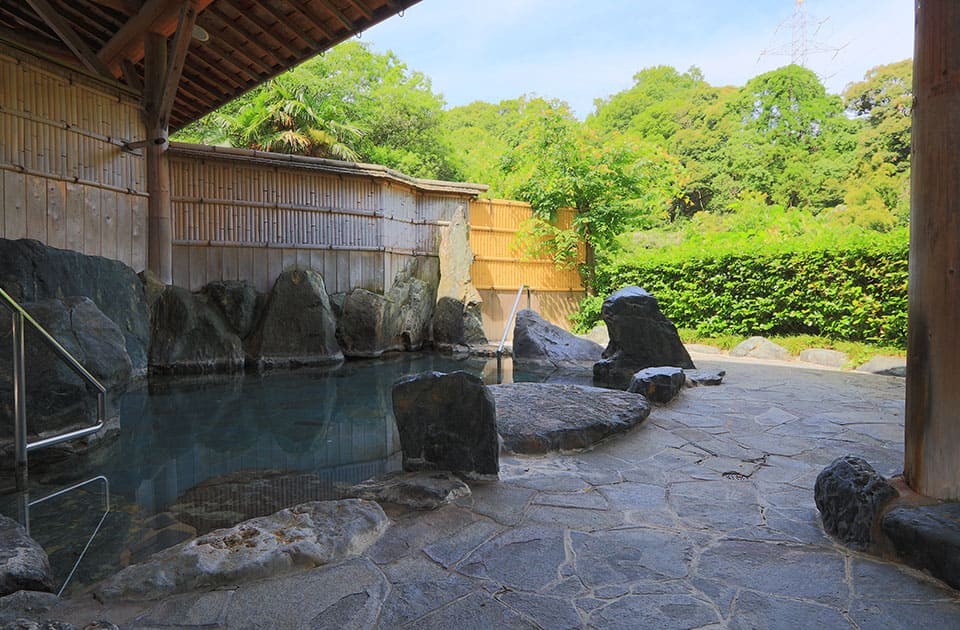 島根県出雲市にあるペット同伴OKの温泉旅館「四季荘」露天風呂