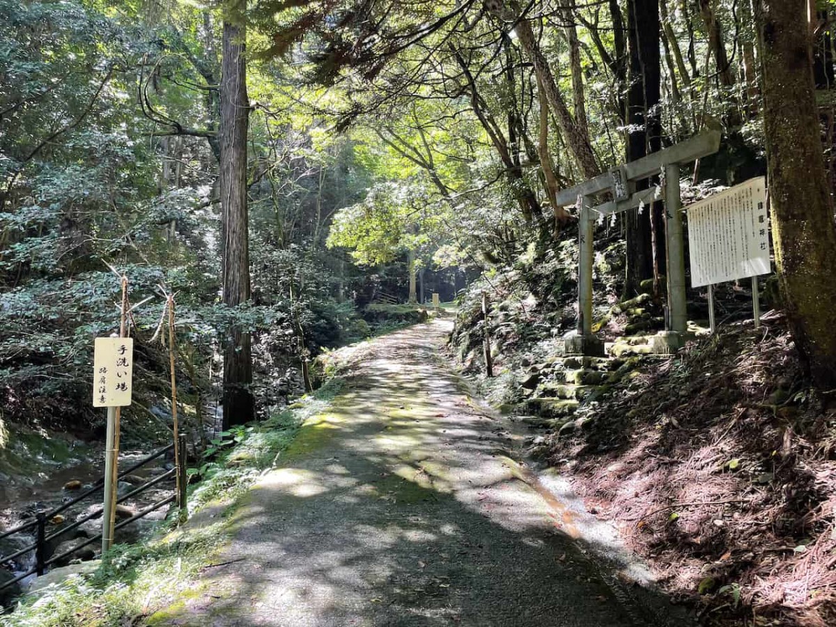 島根県出雲市唐川町にある韓竈神社の鳥居付近