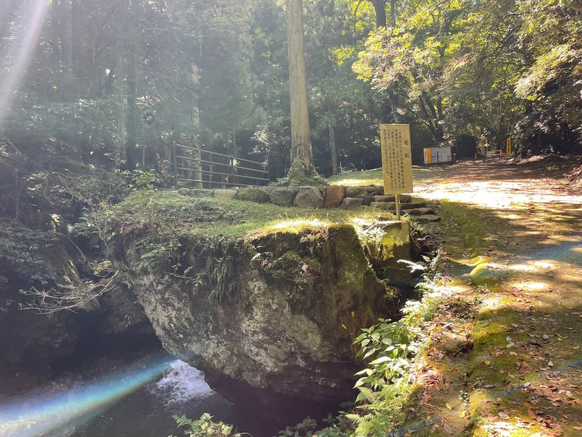 島根県出雲市唐川町にある韓竈神社の岩船