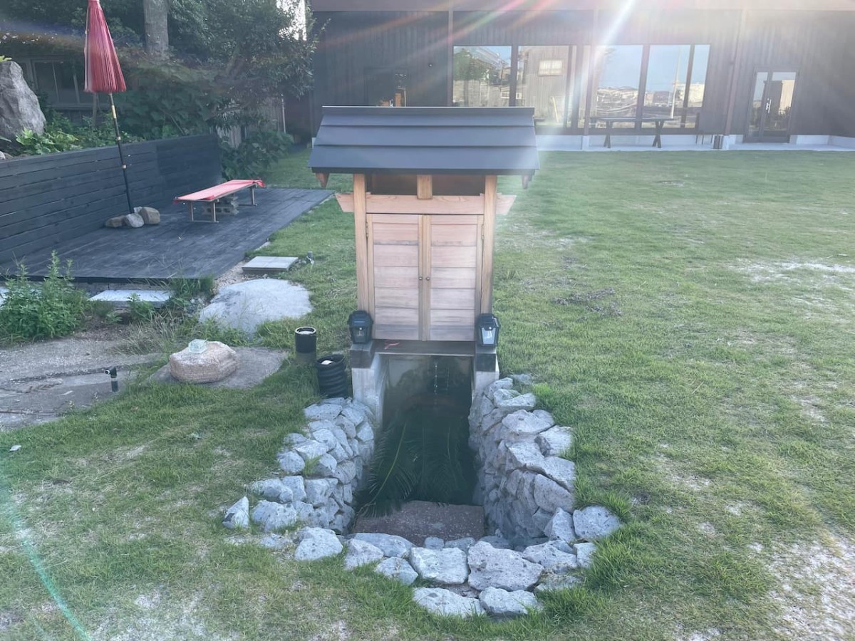 西伯郡大山町御来屋にあるレストラン「御厨Mikuri」の裏庭の水源である神の水