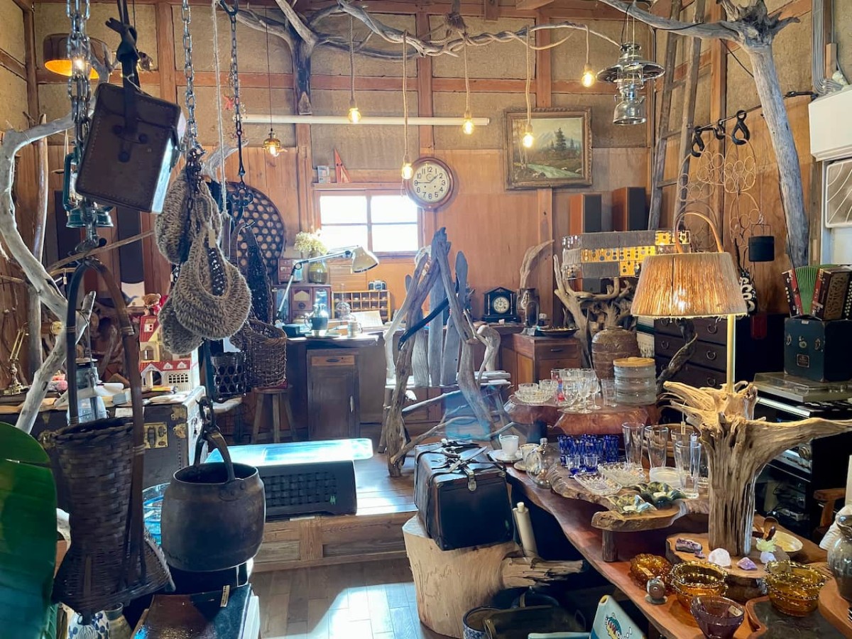 島根県安来市にある流木家具屋×カフェ「relaKS」の店内