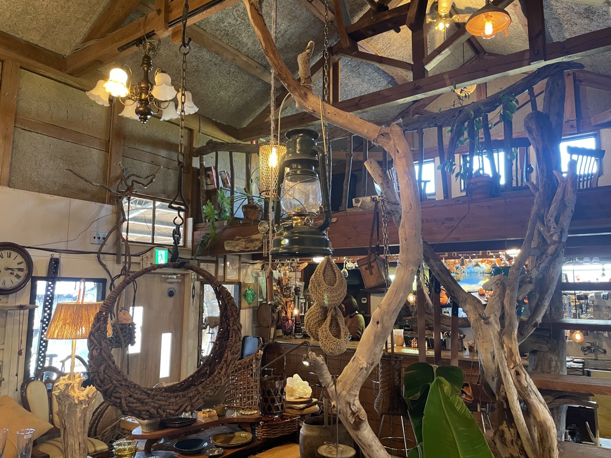 島根県安来市にある流木家具屋×カフェ「relaKS」の店内